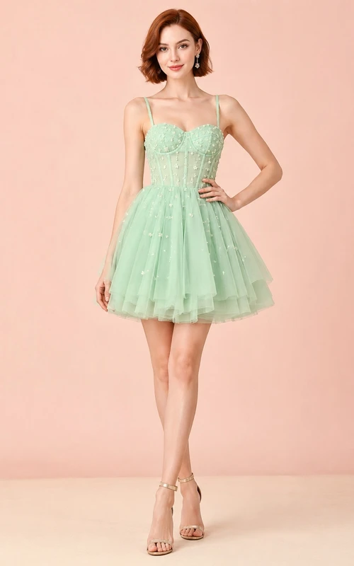 Kurzes Kleid in Pastellmint mit Perlenblumenapplikation und ausgestelltem Saum