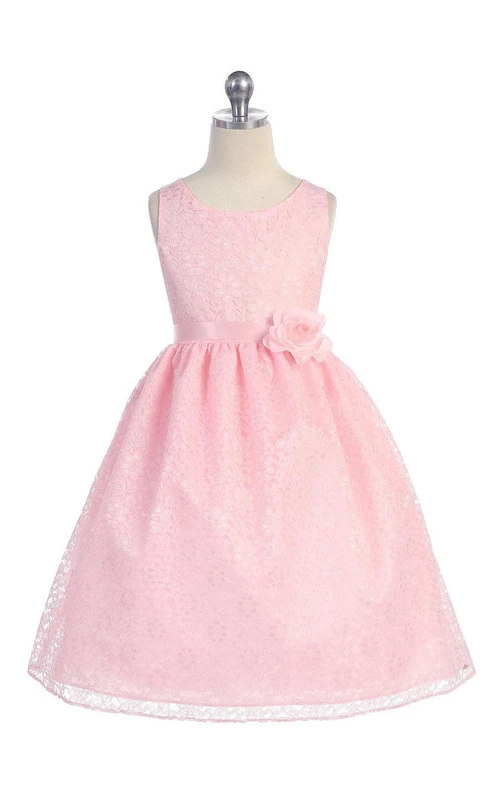 Robe de bal sans manches à col rond, entièrement plissée et en dentelle, avec ceinture fleurie.