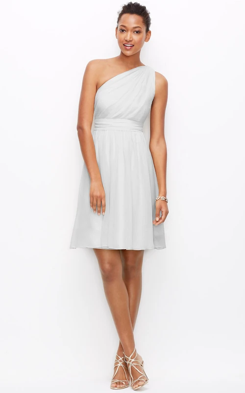Robe asymétrique à une épaule avec fronces et plis