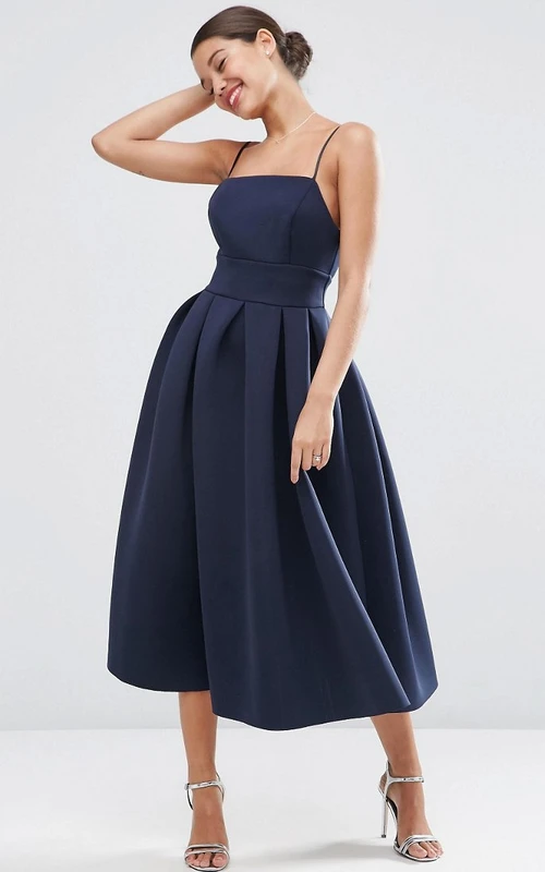Vestido de dama de honor de satén sin mangas, largo hasta la rodilla y corte en A