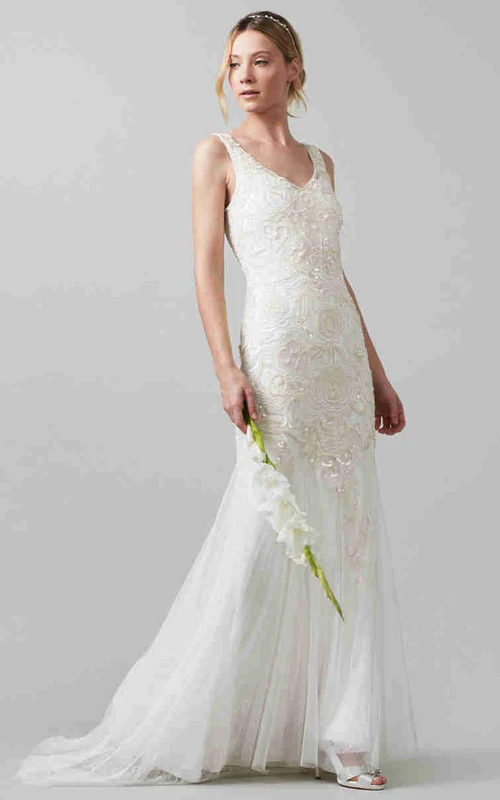 Robe de mariée fourreau en tulle sans manches à col en V