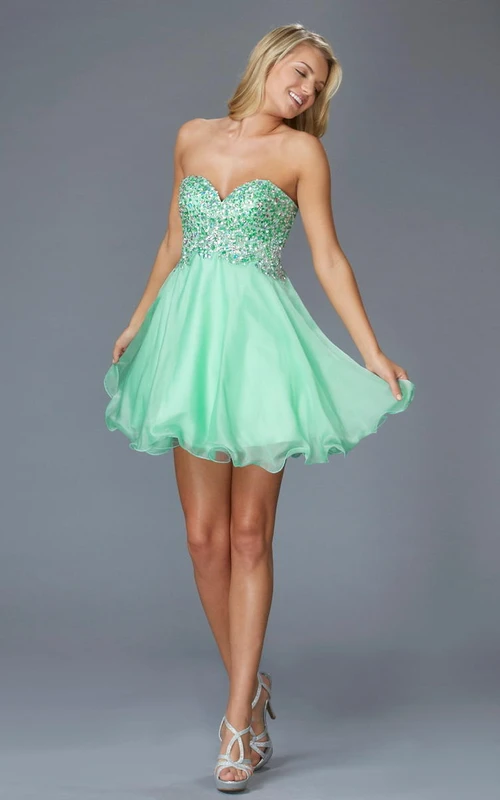 Robe trapèze mini dos nu sans manches à décolleté cœur ornée de perles