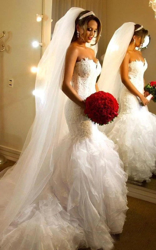 Robe sirène mini bustier cœur sans manches à volants, drapée et ornée d'appliques, traîne balayée, dos nu en dentelle organza