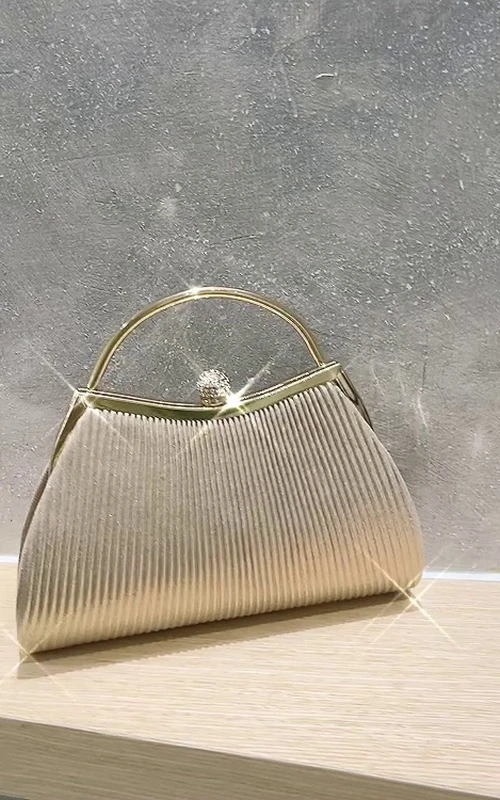 Schlichte, glänzende Abendclutch