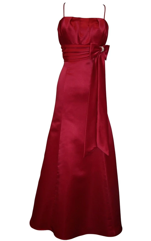 Vestido largo de satén con tirantes finos y lazo de satén.