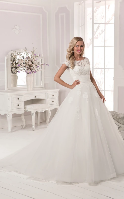 Robe longue à manches courtes et dos illusion, haut en dentelle appliqué