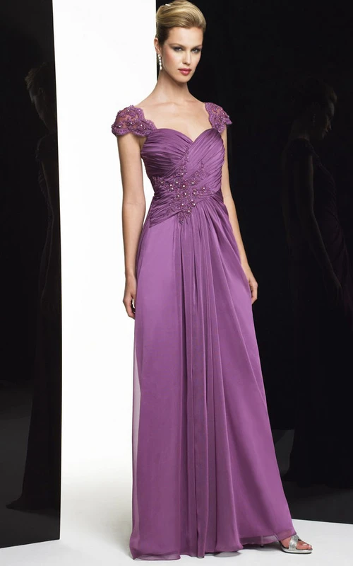 Etuikleid mit kurzen Ärmeln, gekreuztem Ausschnitt, herzförmigem Dekolleté, Satin-Chiffon, mit Perlenstickerei