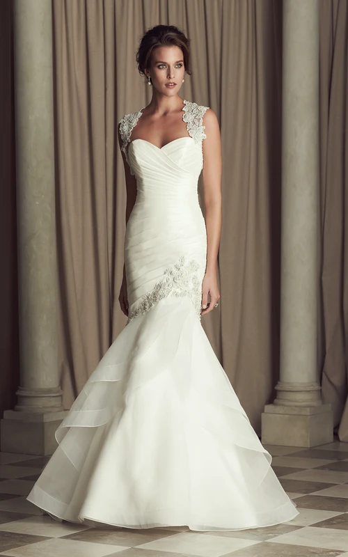 Robe en organza avec fronces et encolure reine Anne