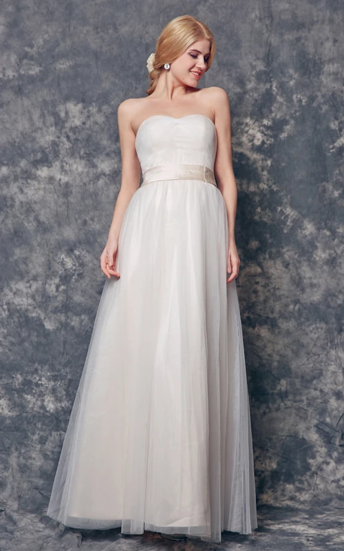 Encantador vestido de tul de corte A con escote corazón y espalda descubierta, con fajín.