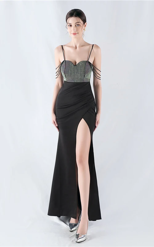 Vestido de noche sexy de satén con abertura alta y detalles de diamantes de imitación.