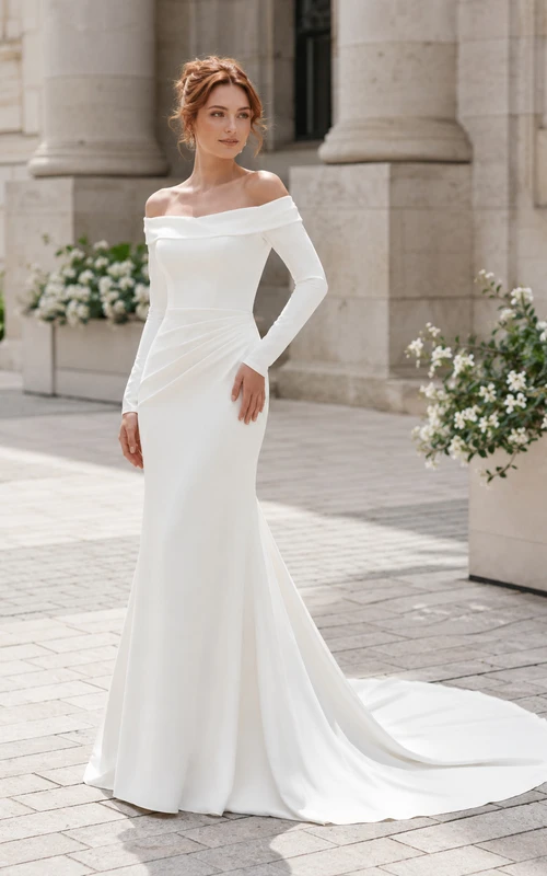 Vestido de novia de crepé con escote de hombros descubiertos, manga larga y cola de sirena.