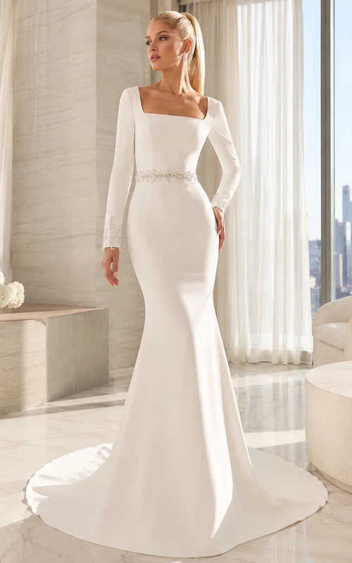 Robe de mariée sirène minimaliste en satin, col carré, manches longues, traîne, col rond, manches longues, encolure carrée.