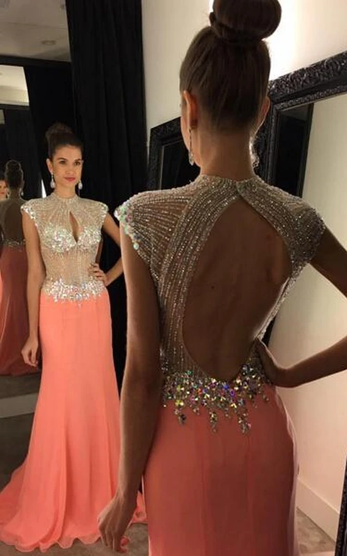 Vestido de noche moderno con mangas cortas y lentejuelas de cristal.