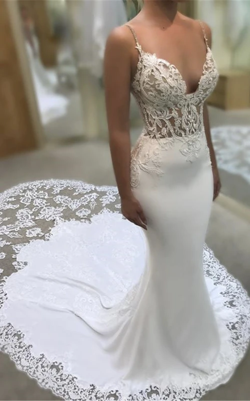 Robe de mariée sexy en dentelle spaghetti décolletée avec traîne cathédrale