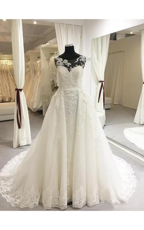 Elegante vestido de novia de corte A, largo hasta el suelo, con escote redondo, cola larga y espalda ilusión.