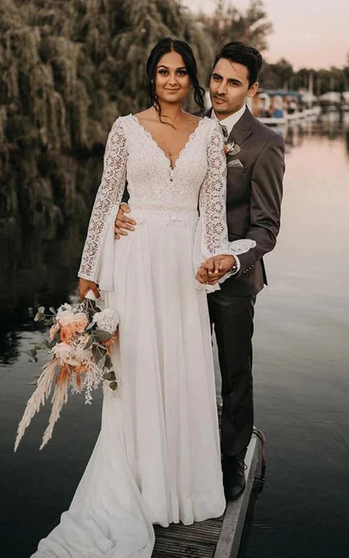 Vestido de novia bohemio de gasa con escote en V, mangas largas y encaje, escote imperio y espalda baja en V.