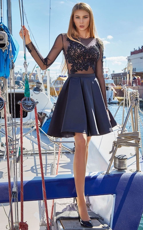Bezauberndes Mini-Abendkleid im Bateau-A-Linien-Stil aus Spitze und Satin mit Applikationen und Rüschen