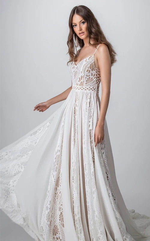 Vestido de novia de verano estilo imperio con escote bajo en V y tirantes finos, de encaje y estilo bohemio.