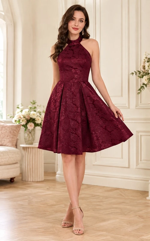 Vestido de cóctel vintage burdeos de corte A, largo hasta la rodilla, con cuello halter y estampado jacquard.