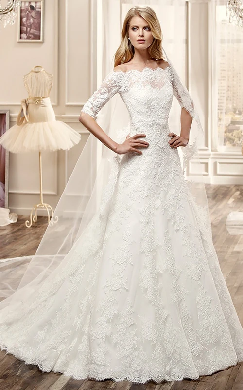 Vestido de novia de encaje con hombros descubiertos, manga corta y apliques.