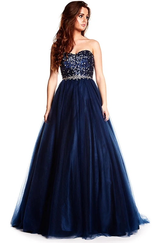 Robe de bal longue en tulle perlé à décolleté cœur, ornée de bijoux de taille et de lacets.