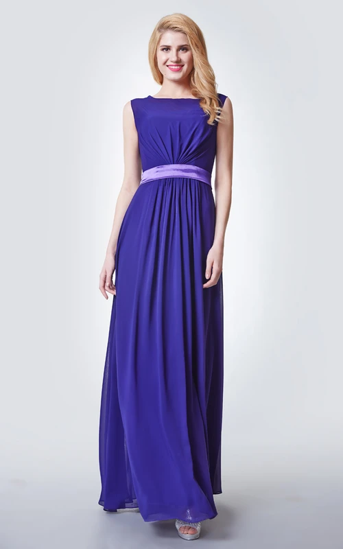 Elegante vestido largo de gasa con mangas cortas y fajín de satén.