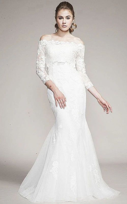 Vestido de novia de tul y encaje de manga larga con escote Bardot y cola de corte sirena.