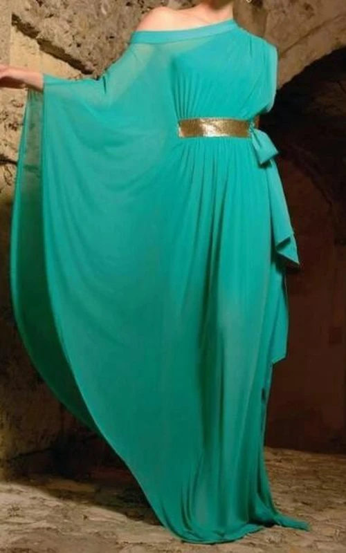 Robe de bal intemporelle en mousseline à une épaule et manches longues, avec ceinture dorée