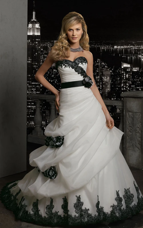 Vestido largo de organza sin mangas con escote corazón y corte en A, con cordones y detalles de encaje.