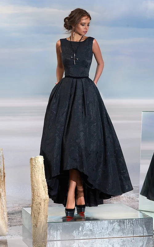 Vestido de encaje sin mangas con escote alto y corte en A hasta la rodilla