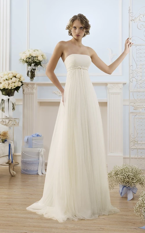 Vestido de tul largo hasta el suelo, sin tirantes, estilo imperio, con cordones y fruncido.
