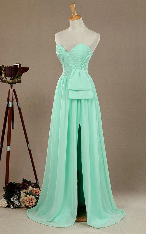 Langärmeliges Chiffon- und Satinkleid mit Herzausschnitt und Trägern