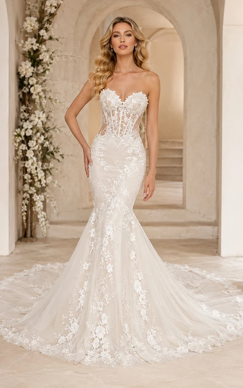 Robe de mariée sirène bustier en dentelle ravissante avec encolure cœur et traîne chapelle ornée d'appliques. Galerie de robes de mariée.