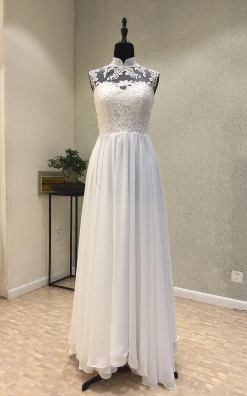 Elegante vestido de novia de gasa estilo jardín, corte recto, cuello alto, sin mangas y con encaje.