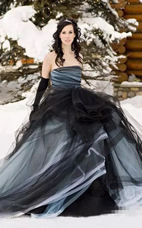 Ballkleid aus Tüll, trägerlos, ärmellos, bodenlang, mit Schleppe und Stufen