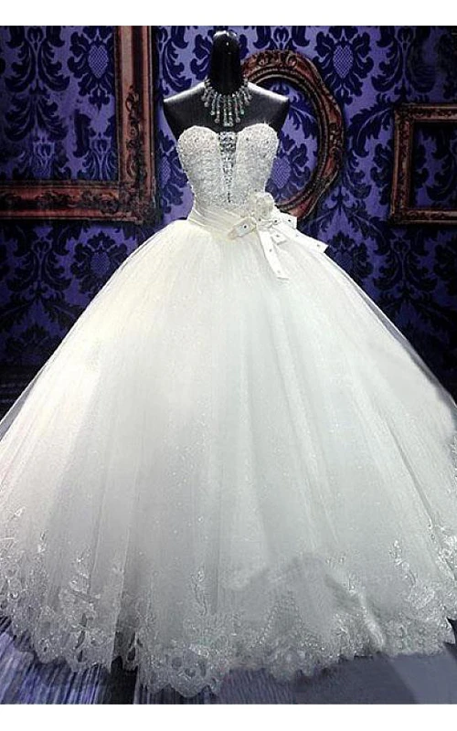 Glamuroso vestido de novia sin mangas de tul y encaje con escote corazón, adornado con cuentas y cristales.