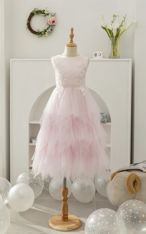 Vestido de niña de flores sin mangas, de tul, con escote barco, corte en A, volantes superpuestos y apliques.