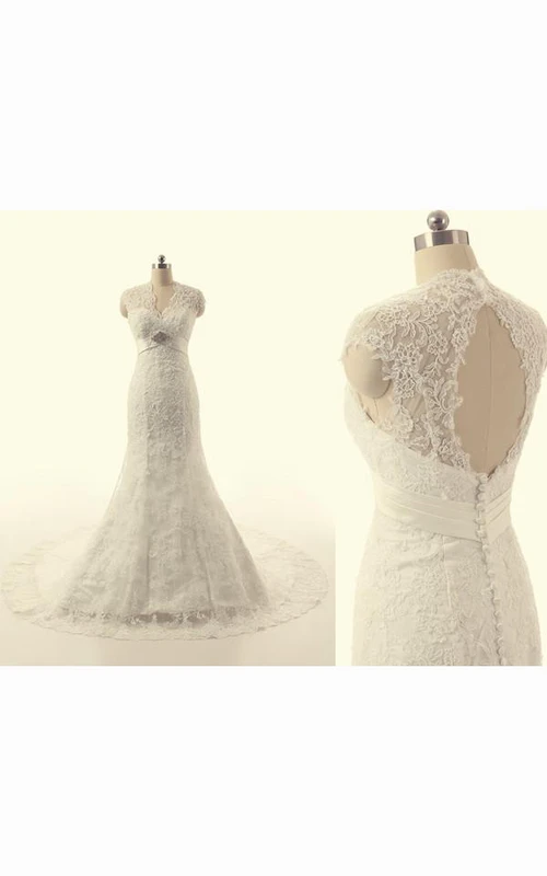 Robe sirène longue en dentelle à col V sans manches et traîne brossée
