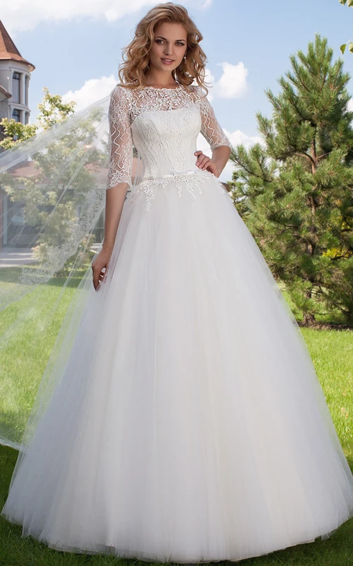 Ballkleid mit Schmuckkragen, Applikationen und halben Ärmeln aus Tüll