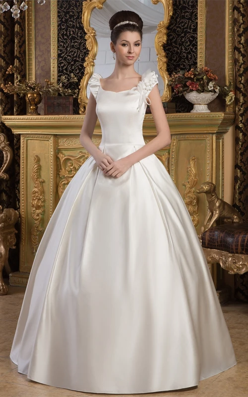 Vestido de gala de satén con mangas tipo capa y corte en A, con charreteras.