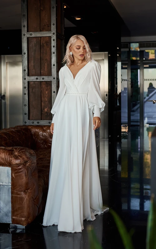Vestido de novia informal de gasa con mangas largas, escote en V y espalda baja en V.