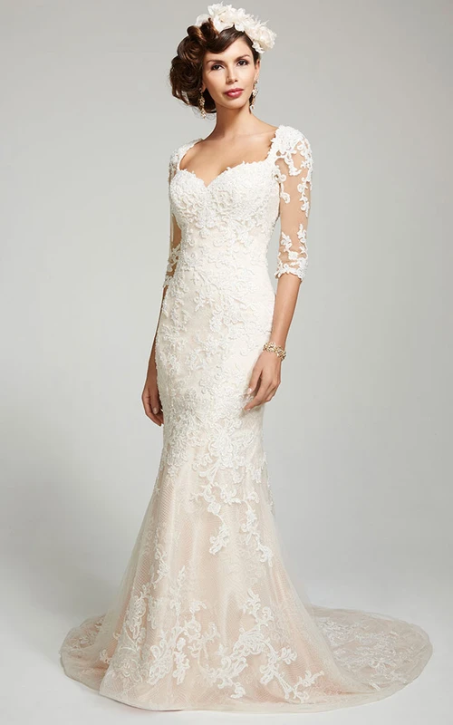 Vestido de novia largo de corte recto con mangas cortas, escote corazón, apliques de encaje, cola de corte princesa y espalda con abertura en forma de ojo de cerradura.