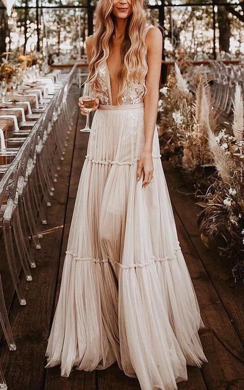 Vestido de novia plisado de encaje y tul con escote imperio, sin mangas y estilo bohemio.