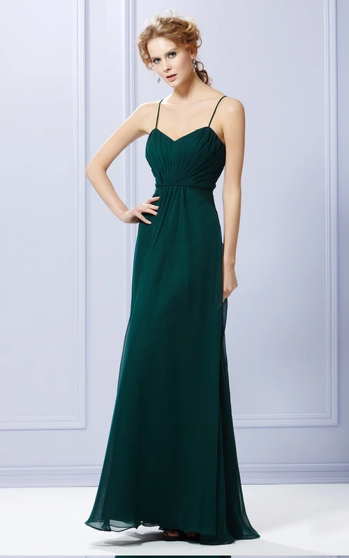 Elegante vestido largo con tirantes finos.