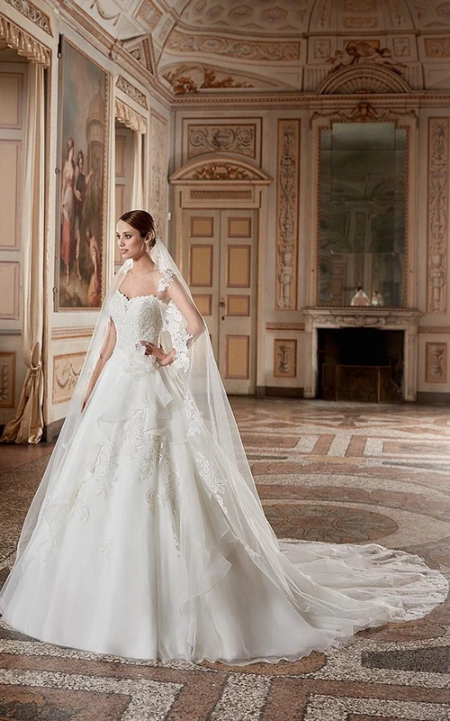 Robe de mariée bustier cœur en tulle et dentelle avec drapé