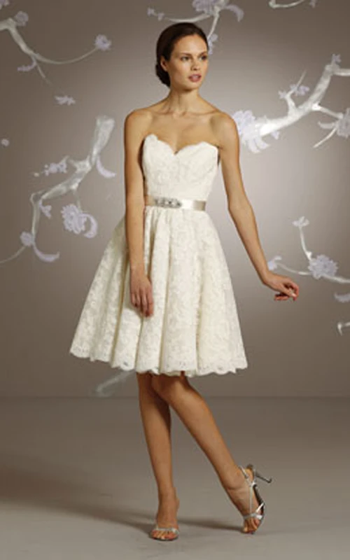 Robe en dentelle à encolure cœur discrète, longueur genou, ourlet festonné