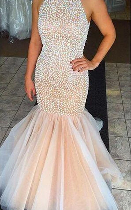 Glamouröses, hochgeschlossenes, perlenbesetztes Meerjungfrauen-Abendkleid mit Reißverschluss am Rücken und bodenlanger Silhouette