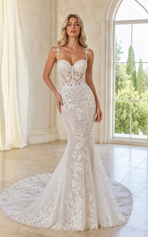 Robe de mariée sirène en dentelle noble, décolleté cœur, bretelles spaghetti, traîne chapelle, applications florales, idéale pour la réception.