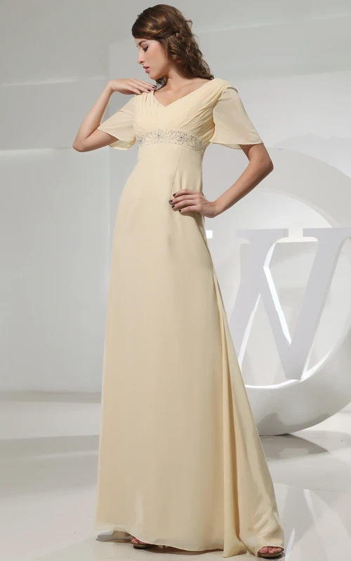 Vestido largo de gasa sin tirantes con fruncido y abalorios.
