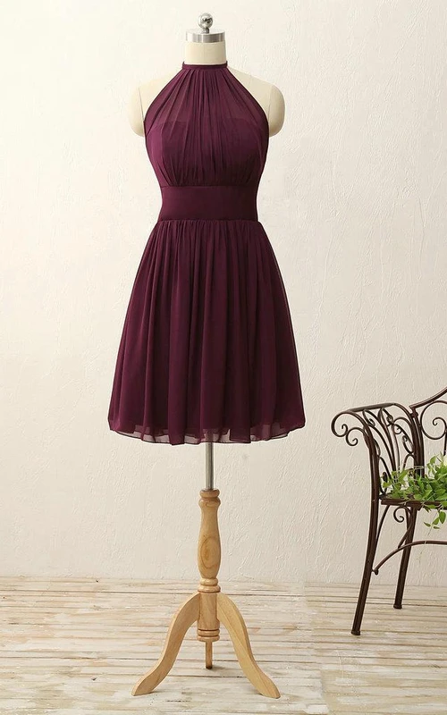 Kurzes Chiffonkleid in A-Linie mit Neckholder und Reißverschluss